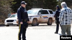 Sebuah mobil kepolisian Kanada tampak di Jalan Portapique Beach untuk mencari tersangka pelaku penembakan massal di Portapique, Nova Scotia, Kanada, 19 April 2020.