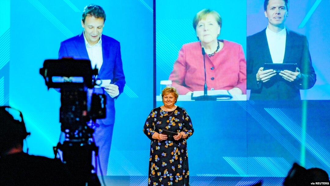Perdana Menteri Norwegia Erna Solberg dan Kanselir Jerman Angela Merkel (di layar) berpartisipasi dalam pembukaan resmi NordLink, sambungan listrik pertama antara Norwegia dan Jerman, di Oslo, Norwegia, 27 Mei 2021. (Photo: via Reuters)