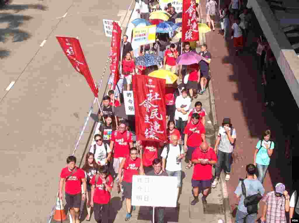 香港泛民舉行抗議選舉政治篩選遊行(美國之音海彥拍攝)