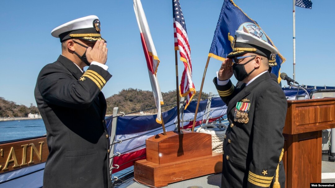 Trung tá Tín Trần (phải) và Chỉ huy tàu USS John S. McCain (DDG 56) Ryan T. Easterday tại buổi lễ trao quyền điều hành con tàu hôm 19/2/2021.