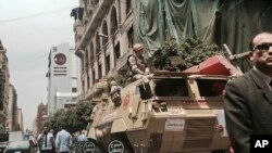 Des soldats déployés devant une église au centre du Caire, Egypte, 10 avril 2017.