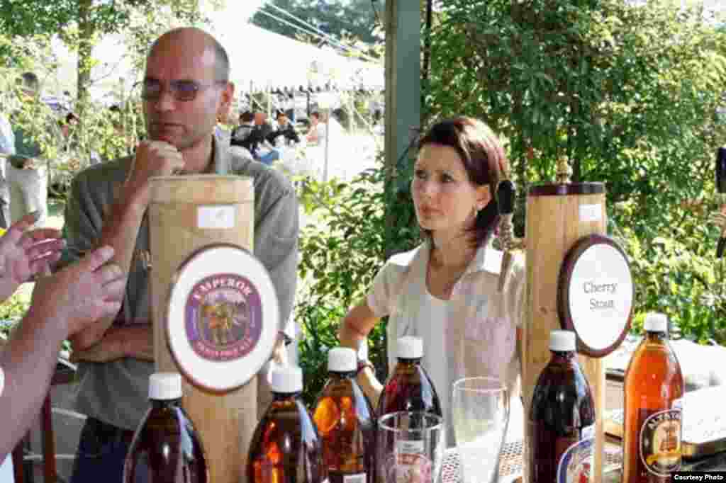 Moritz Kallmeyer (left) likes the balanced fruity flavor of beers brewed with South Africa&#39;s new J-17-63 hops that were available at a craft beer festival (photo courtesy Drayman&rsquo;s Brewery)