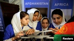 En la foto de archivo El equipo de mujeres de Afganistán se prepara para competir en las primeras Olimpiadas internacionales de robots, ya que originalmente se les negó la entrada a los EE. UU. 