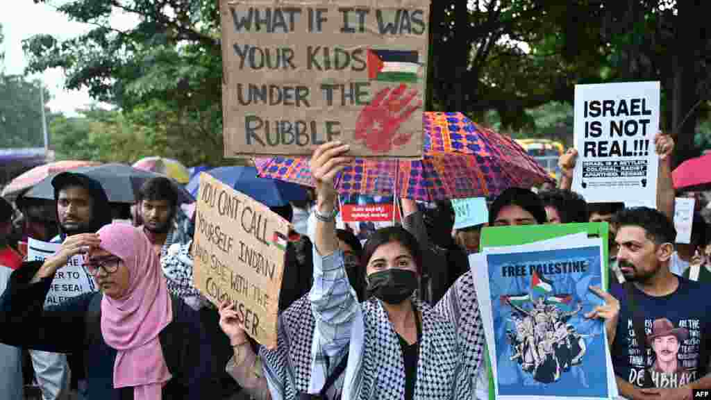 Carteles con mensajes a favor de los palestinos acompañan a manifestantes a dos días del primer aniversario de la guerra entre Israel y Hamás, en Bengaluru, India, el 5 de octubre de 2024.