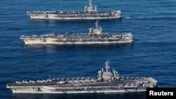 Tiga kapal induk AS, USS Ronald Reagan (CVN 76), USS Theodore Roosevelt (CVN 71) dan USS Nimitz (CVN 68) saat beroperasi di perairan internasional di Pasifik barat, 12 November 2017. (Foto: dok).