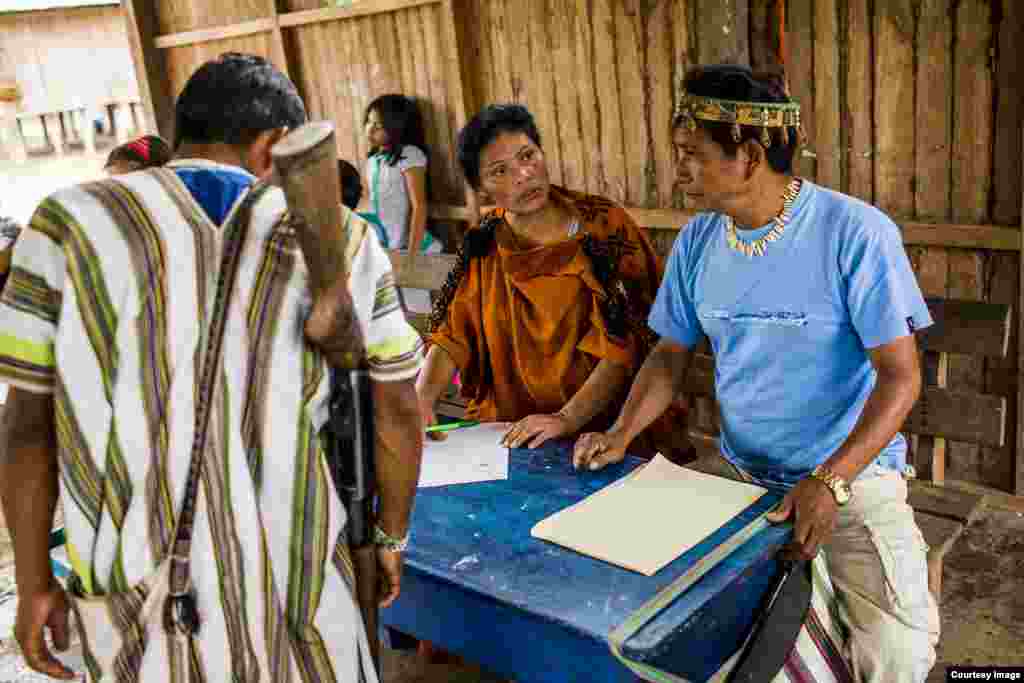 Dalam upaya menolak pembangunan bendungan-bendungan skala besar, aktivis Peru Ruth Buendia telah bergabung dengan suku asli Ashaninka untuk melindungi tanah mereka. (Goldman Environmental Prize)