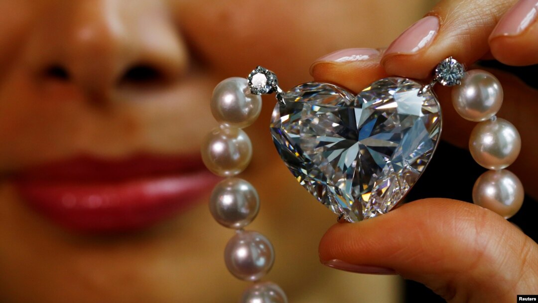Berlian​ 92 karat yang dinamai "La Legende" atau berarti 'Legenda' dijual dalam lelang Chistie's di Jenewa, Swiss (foto: Reuters). 
