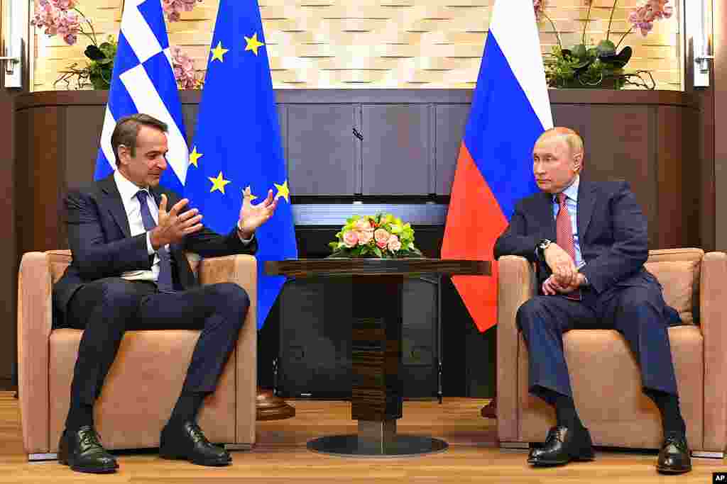 Rusiya prezidenti Vladimir Putin və Yunanıstanın baş naziri Kiriakos Mitsotakis Rusiyanın Soçi şəhərində