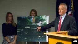 Jaksa Hamilton County, Joe Deters, dalam konferensi pers mengenai insiden gorila di Kebun Binatang Cincinnati (6/6). (AP/John Minchillo)