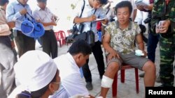 Seorang nelayan Vietnam mendapat perawatan medis setelah kapalnya diduga ditabrak dan tenggelam (29/5). 