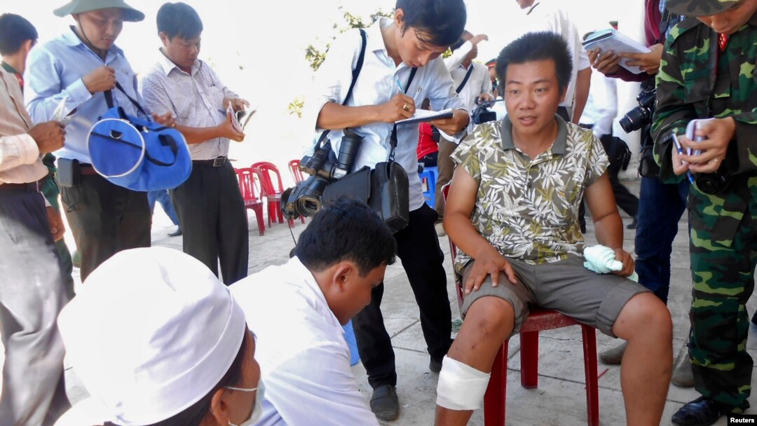 Ngư dân Việt Nam bị tàu Trung Quốc đâm chìm gần Hoàng Sa hôm 29/4/2014 được điều trị y tế trên đảo Lý Sơn.