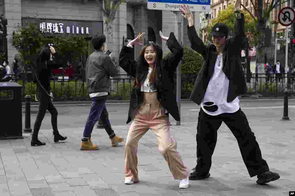 Jóvenes chinos bailan en las calles de Wuhan.