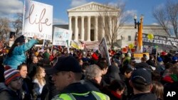 Demonstran anti-aborsi melakukan protes di depan kantor Mahkamah Agung AS di Washington DC (foto: dok).