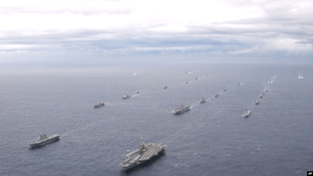 美國航空母艦“喬治華盛頓”號及日本海上自衛隊軍艦 (資料圖片)