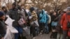 Ciudad de Nueva York impone toque de queda en cuatro refugios de migrantes