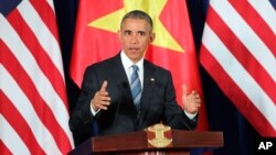 Presiden AS Barack Obama memberikan pidato pada konferensi pers di Hanoi, Vietnam hari Senin (23/5).