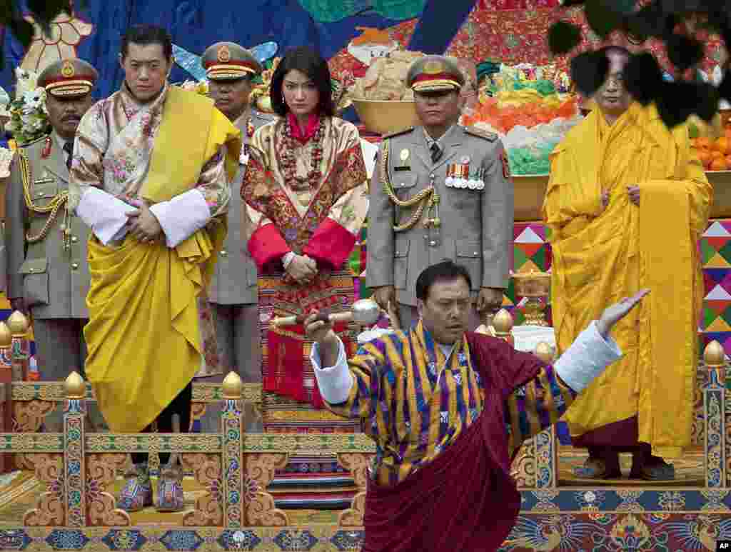 King Jigme Khesar Namgyel Wangchuck (L) and his bride Jetsun Pema take part in a purification ceremony at the Punkaha Dzong during their wedding ceremony in the ancient capital Punakha. (Reuters)