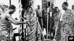 Malaman gargajiya su na addu'a ma shugaban Ghanma na farko, Kwame Nkrumah, a lokacin da zai shiga majalisar dokoki 1965.