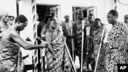 L'ex-président ghanéen Kwame NKrumah, père de l'indépendance, arrivant à l'Assemblée nationale, Accra, Ghana, le 24 août 1965. 