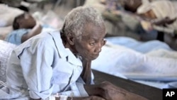 A woman suffering from cholera symptoms is treated at the St. Nicholas hospital in Saint Marc, Haiti, 8 Nov. 2010.