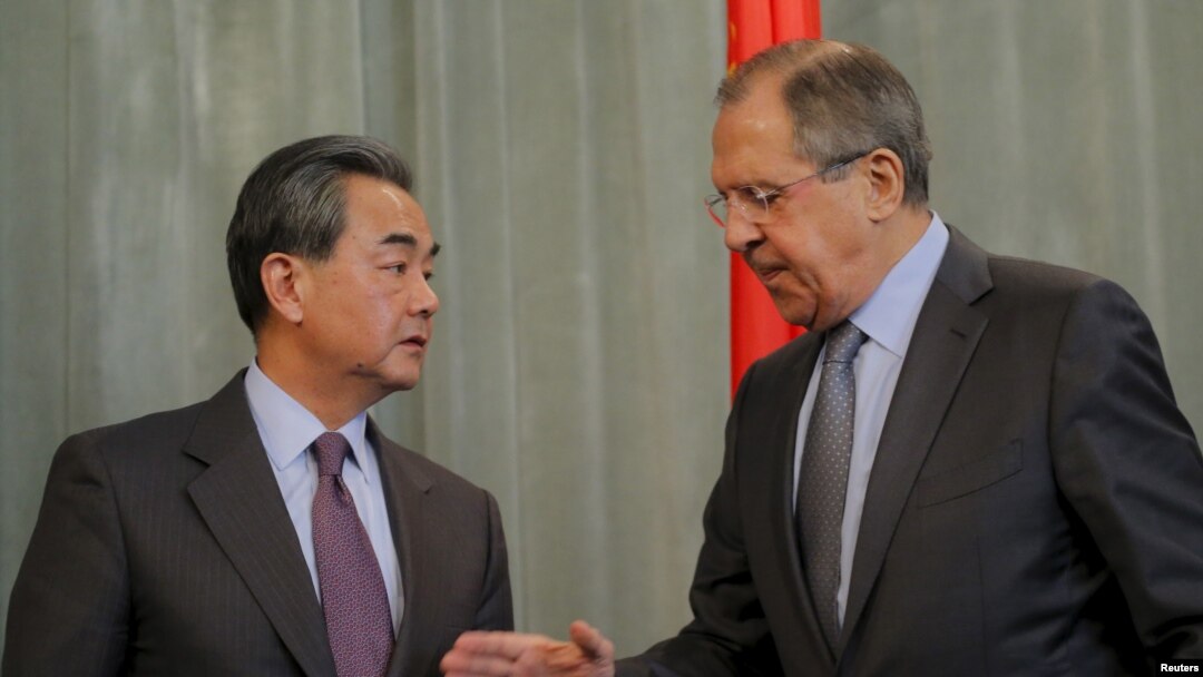 Menteri Luar Negeri Rusia Sergey Lavrov (kanan) dan Menteri Luar Negeri China Wang Yi di Moskow, Rusia (11/3).