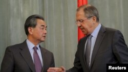 Menteri Luar Negeri Rusia Sergey Lavrov (kanan) dan Menteri Luar Negeri China Wang Yi di Moskow, Rusia (11/3).