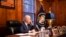 El presidente de Estados Unidos, Joe Biden, conversa por teléfono desde su casa en Wilmington, Delaware, Estados Unidos, el 30 de diciembre de 2021.