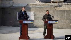 볼로디미르 젤렌스키(오른쪽) 우크라이나 대통령과 키리아코스 미초타키스 그리스 총리가 6일 오데사에서 공동회견하고 있다. 
