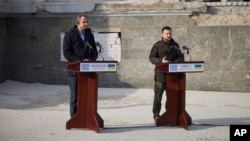 (Ảnh tư liệu) Tổng thống Ukraine Volodymyr Zelenskyy và Thủ tướng Hy Lạp Kyriakos Mitsotakis ở Odesa, trước khi một tên lửa Nga bắn đến kẹt cách đó chỉ vài trăm mét.