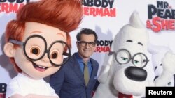 Ty Burrell, centro, miembro del elenco posa durante el estreno de la película de dibujos animados "Las aventuras de Peabody y Sherman". 