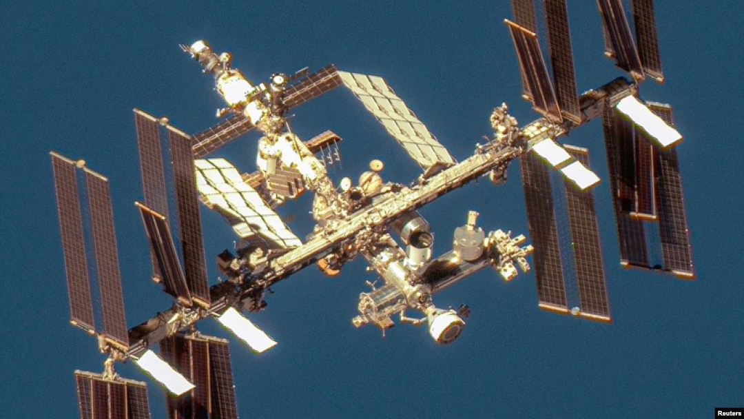 Satelitska slika prikazuje Međunarodnu svemirsku stanicu sa svemirskom letjelicom Boeing Starliner, 7. juna 2024. (Maxar Technologies/Handout preko REUTERS-a)