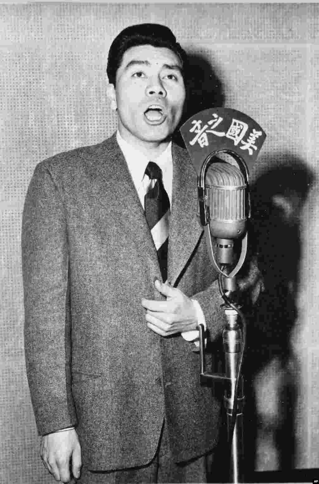 老照片回顾：美国之音中文广播70年