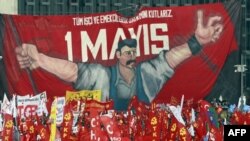Taksim'deki 1 Mayıs Mitingine Onbinlerce Kişi Katıldı