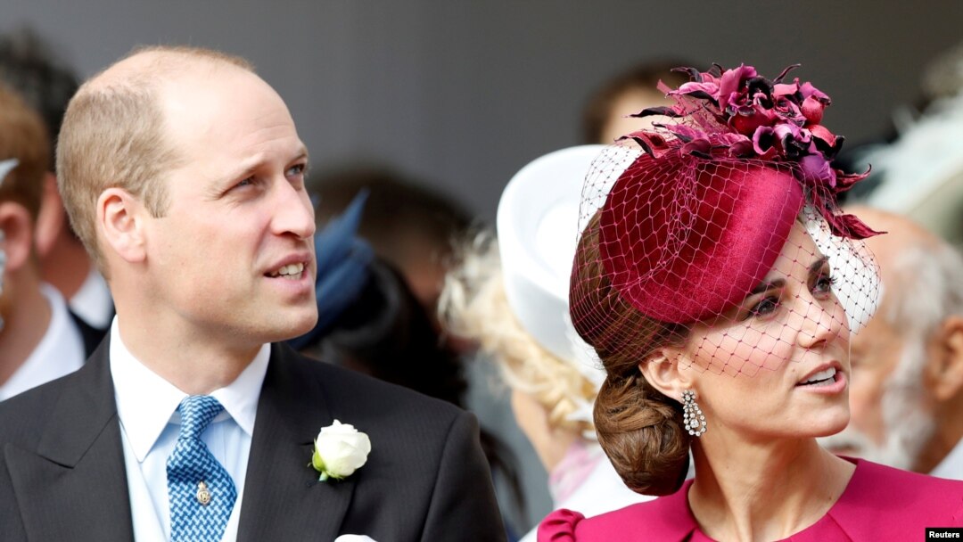 Pangeran William dan Kate, Duchess of Cambridge, menatap Royal Standard yang terbang dari menara bundar setelah pernikahan Putri Eugenie of York dan Jack Brooksbank di Kapel St George, Kastil Windsor, Inggris 12 Oktober 2018. (Foto : Alastair Grant / Pool via Reuters)