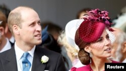 Pangeran William dan Kate, Duchess of Cambridge, menatap Royal Standard yang terbang dari menara bundar setelah pernikahan Putri Eugenie of York dan Jack Brooksbank di Kapel St George, Kastil Windsor, Inggris 12 Oktober 2018. (Foto : Alastair Grant / Pool via Reuters)