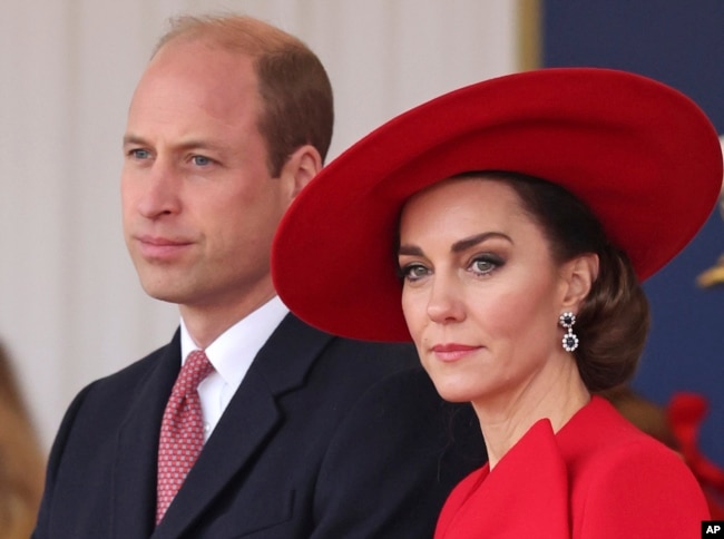 Pangeran William, kiri, dan Kate, Putri Wales, menghadiri upacara penyambutan Presiden dan Ibu Negara Republik Korea di Horse Guards Parade di London, Inggris pada 21 November 2023. (Foto: via AP)