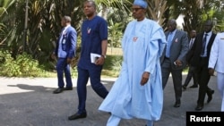 Le président Muhammadu Buhari lors de son arrivée à Banjul, en Gambie, le 13 décembre 2016.