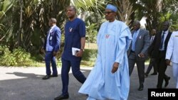 Le président Muhammadu Buhari lors de son arrivée à Banjul, en Gambie, le 13 décembre 2016.