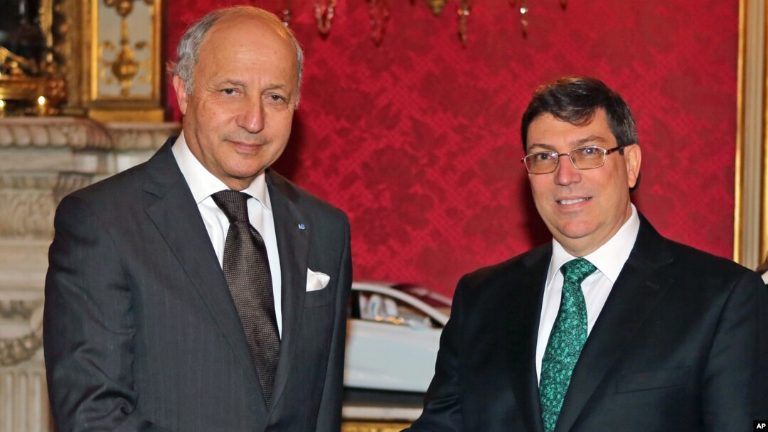Menteri Luar Negeri Perancis Laurent Fabius (kiri) saat bertemu mitranya dari Kuba Rodriguez Parilla di Paris 14/3).