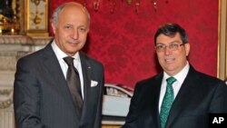 Menteri Luar Negeri Perancis Laurent Fabius (kiri) saat bertemu mitranya dari Kuba Rodriguez Parilla di Paris 14/3).