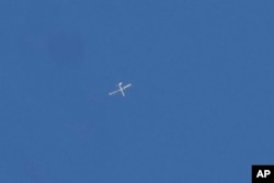 ARCHIVO - Un avión no tripulado de reconocimiento israelí sobrevuela la procesión fúnebre de cuatro combatientes de Hezbolá que murieron el martes después de que sus dispositivos portátiles explotaran en el suburbio sur de Beirut, el miércoles 18 de septiembre de 2024.