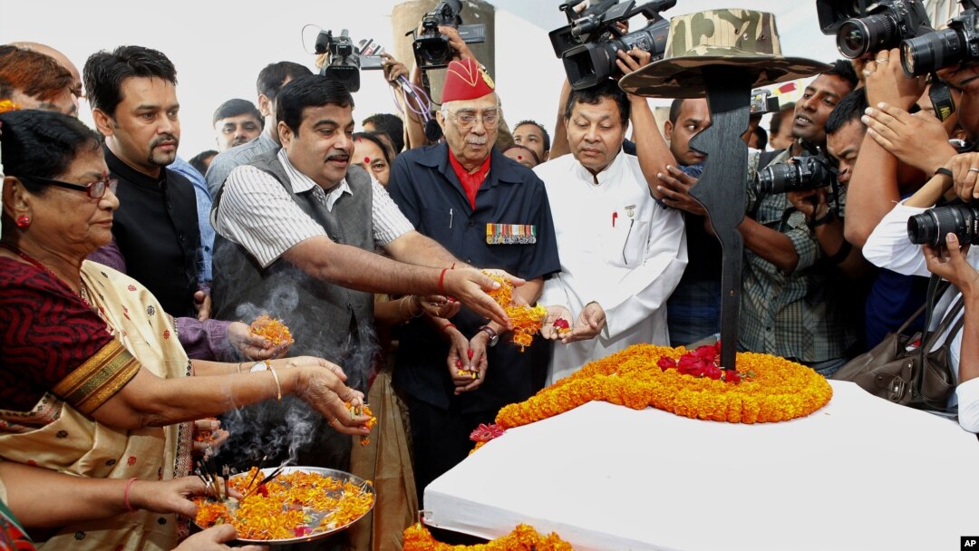 Chủ tịch đảng BJP của Ấn Độ, ông Nitin Gadkari tỏ lòng tôn kính những chiến sĩ đã hy sinh trong trận chiến năm 1962 giữa Ấn Độ và Trung Quốc trong buổi lễ ở Gauhati, 18/10/12