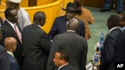 Presiden Sudan Selatan, Salva Kiir (tengah, memakai topi hitam) bersalaman dengan pemimpin pemberontak Riek Machar, dalam perundingan di Addis Ababa, Ethiopia (17/8).