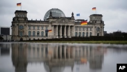 Ілюстративне фото будівлі німецького Рейхстагу, 10 березня 2020 року. В Німеччині 19 червня 2024 року заарештували 3 чоловіків за підозрою у шпигунстві на іноземну розвідку. AP/Маркус Шрайбер