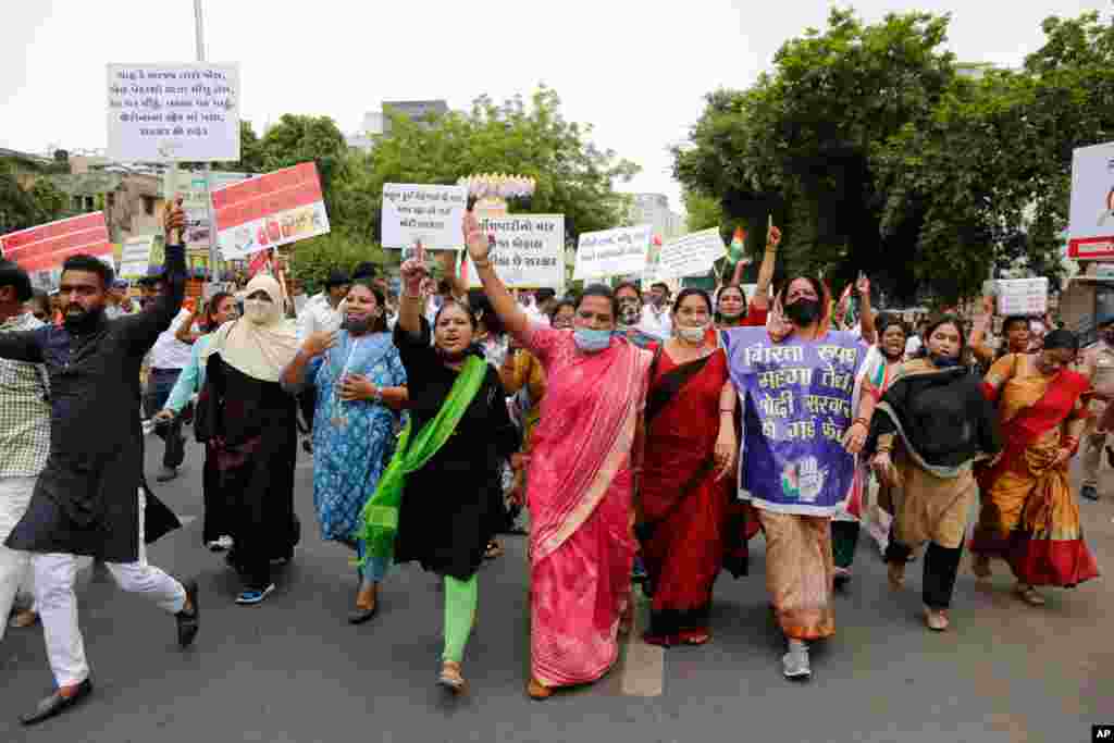 هواداران حزب کنگره هند با سر دادن شعارهایی در اعتراض به افزایش قیمت سوخت، در احمدآباد هند دست به تظاهرات زدند.