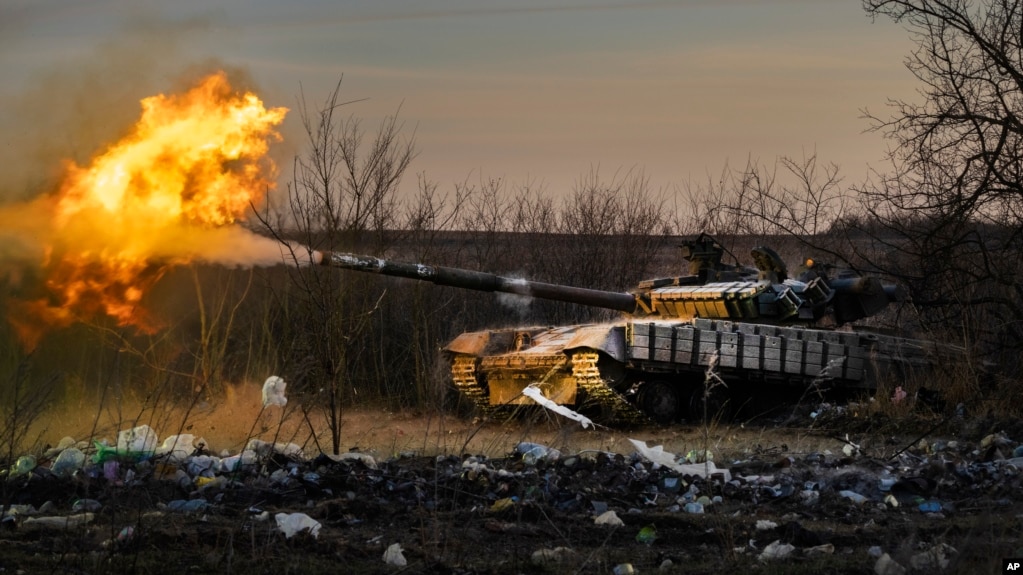 乌克兰守军的伊朗坦克在战略地位十分重要的小镇恰索夫亚尔（Chasiv Yar）向俄军阵地开炮。（2024年2月20日）(photo:VOA)