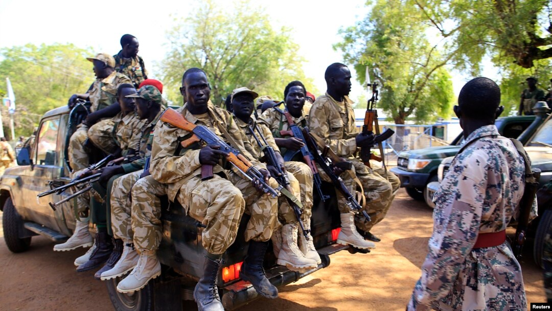 Tentara Sudan Selatan duduk di sebuah truk bak terbuka sambil memegang senjata mereka di wilayah Bor, 180 kilometer barat laut dari ibukota Juba, 25 Desember 2013 (Foto: dok).