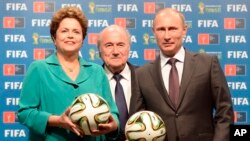 Chủ tịch Brazil Dilma Rousseff (trái), chủ tịch FIFA Sepp Blatter, giữa, và Tổng thống Nga Vladimir Putin trong lễ chuyển giao chính thức quyền đăng cai World Cup 2018 cho Nga.