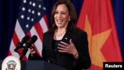 Phó Tổng thống Mỹ Kamala Harris phát biểu trong cuộc họp báo ở Hà Nội, 26/8/2021. 