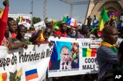 FILE - Malians demonstrate against France and in support of Russia on the 60th anniversary of the independence of the Republic of Mali in 1960, in Bamako, Mali, Sept. 22, 2020.